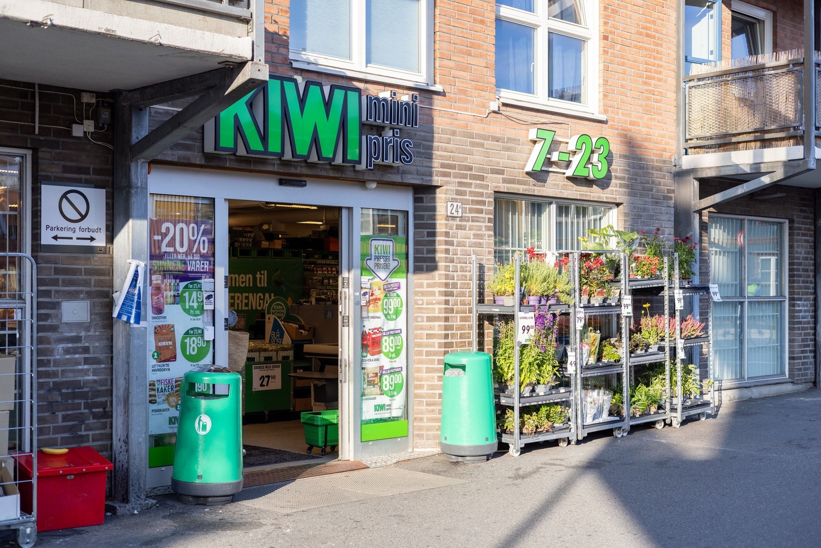 Nærmeste dagligvarebutikk er Kiwi som ligger 30 sekunder til fots fra boligen. Galleribilde