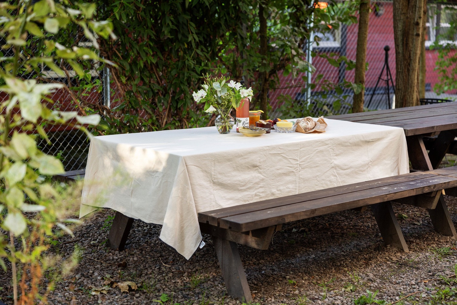 Bakgården kan benyttes som ekstra plass, og på felles sittegrupper er det bare å duke opp for besøk! Galleribilde