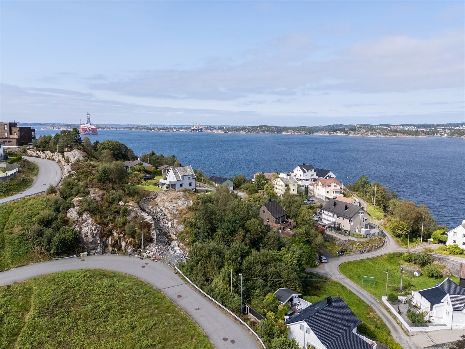 Her bor man nær sjøen med kort vei til marinaer, badeplasser og svaberg - perfekt for deg som setter pris på det maritime livet og fine naturopplevelser. Galleribilde