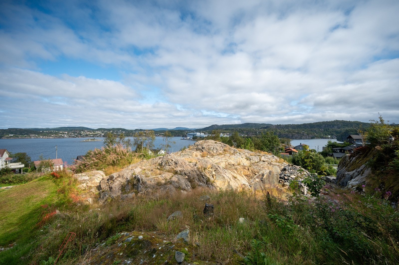 Tomten har en høytliggende beliggenhet med fantastiske solforhold og nydelig utsikt mot fjorden. Galleribilde
