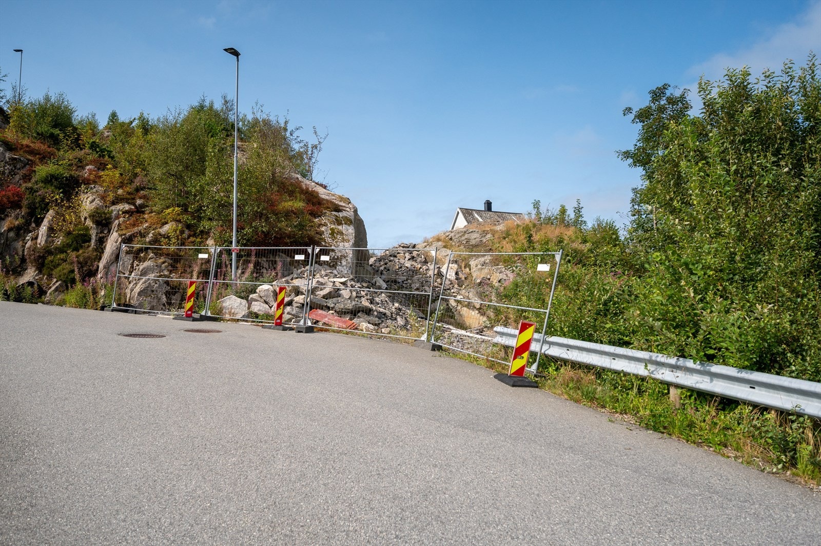 Det er påbegynt en vei opp til tomten med natursteinsmur, som vil bli fullført av entreprenør. Galleribilde