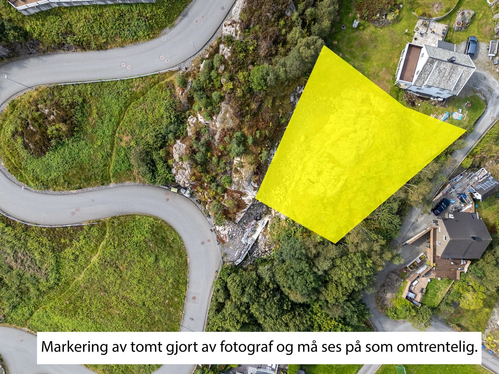 Tomten er på 790 kvm. og regulert til boligbebyggelse. Galleribilde