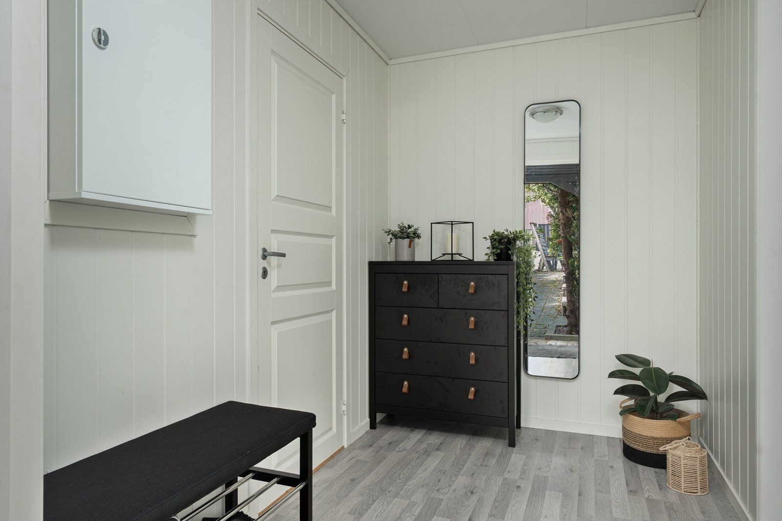 Hovedplan inneholder entré/gang, stue, kjøkken og soverom. Galleribilde