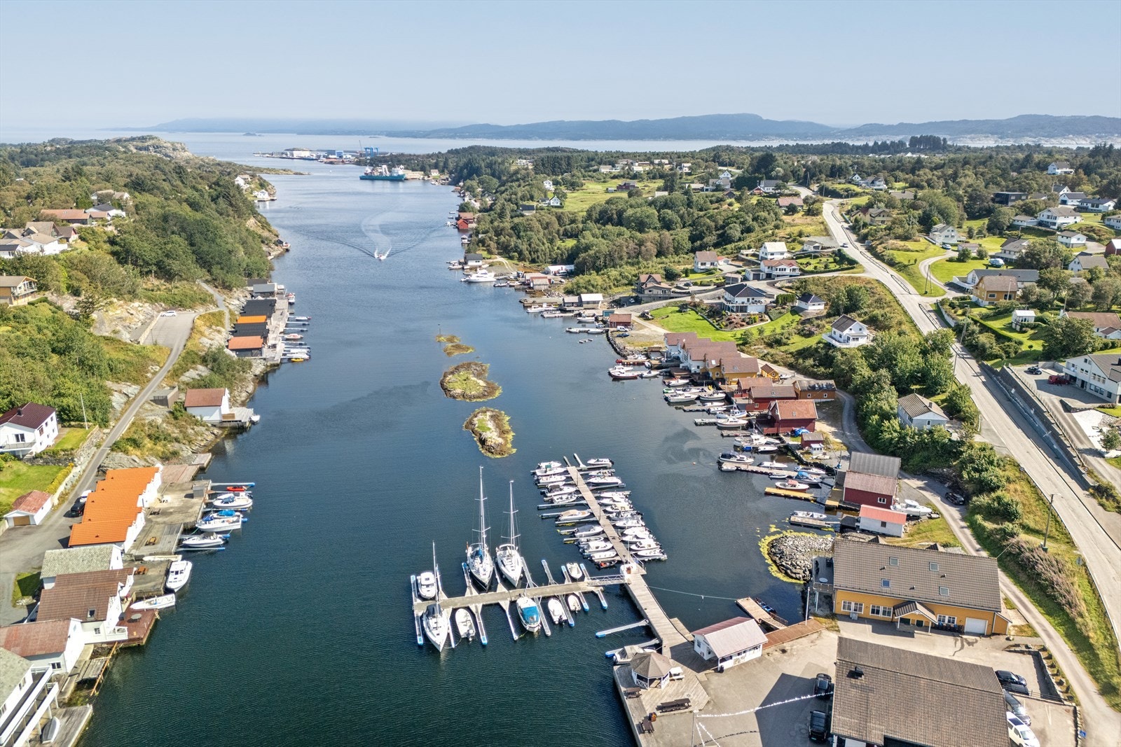 Langevåg er et tettsted i Bømlo kommune i Vestland og har bl.a. en stor bedrift kalt Eidesvik, samt Eidesvik Havfiske, Lønning fiskeri AS, Trygvason AS og Bømlotrål AS. Galleribilde