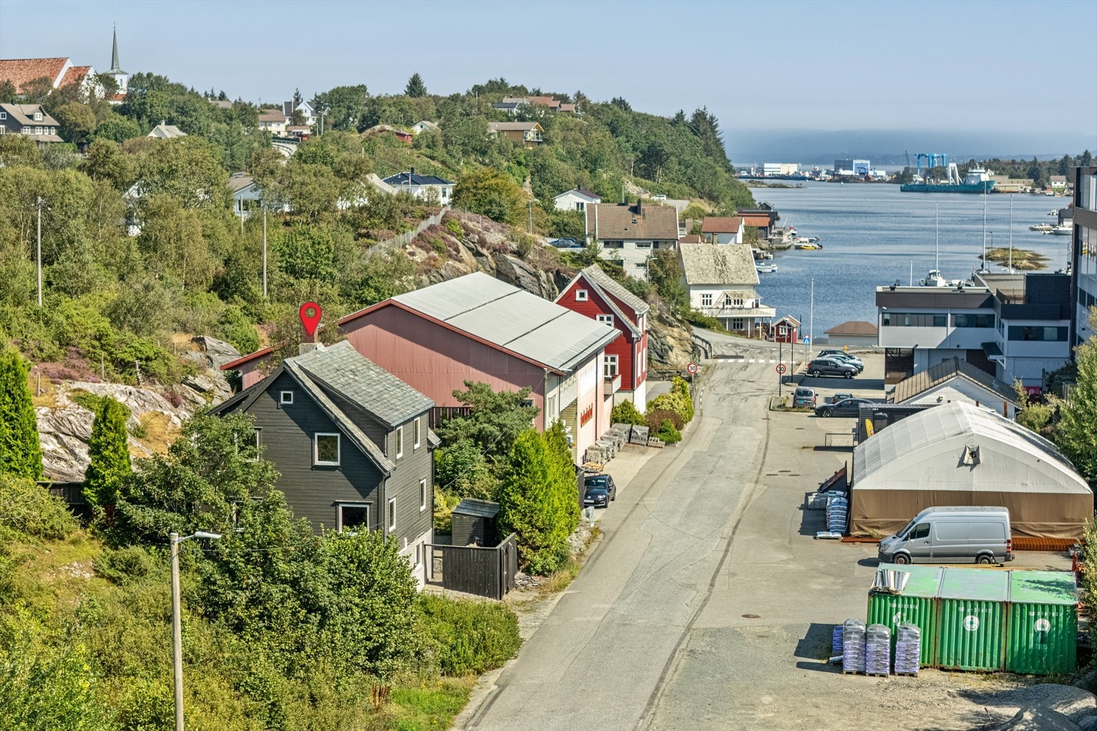 Sentralt plassert på Langevåg. Galleribilde