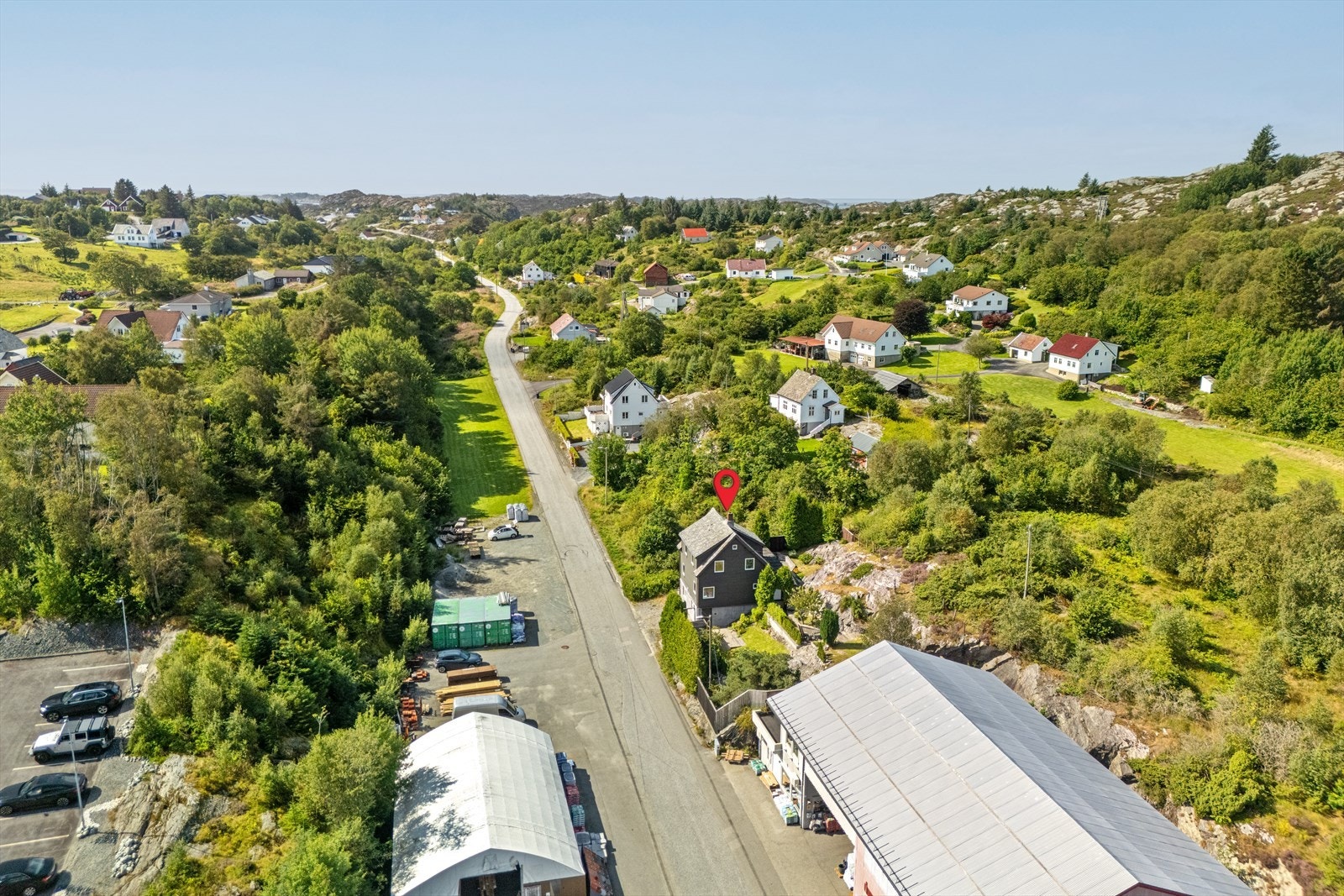 Fra eiendommen er kort vei til skoler, barnehager, bedehus og alle servicetilbud som finnes i Langevåg. Galleribilde