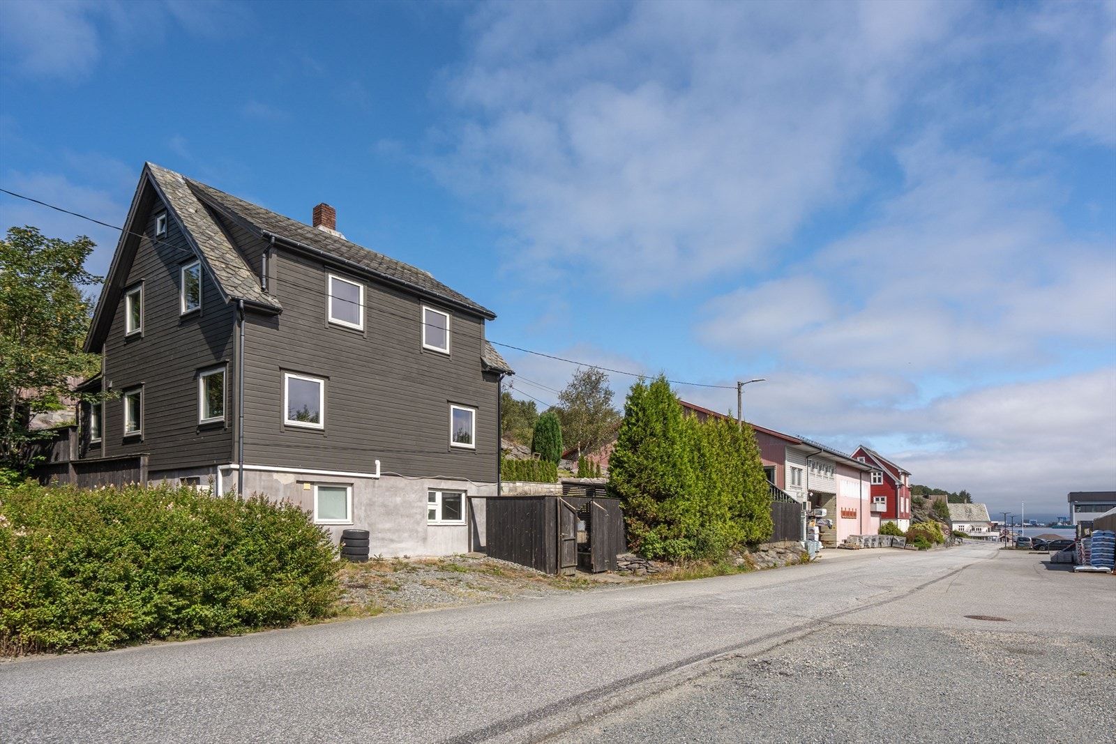 God parkeringsplass på egen grunn. Galleribilde