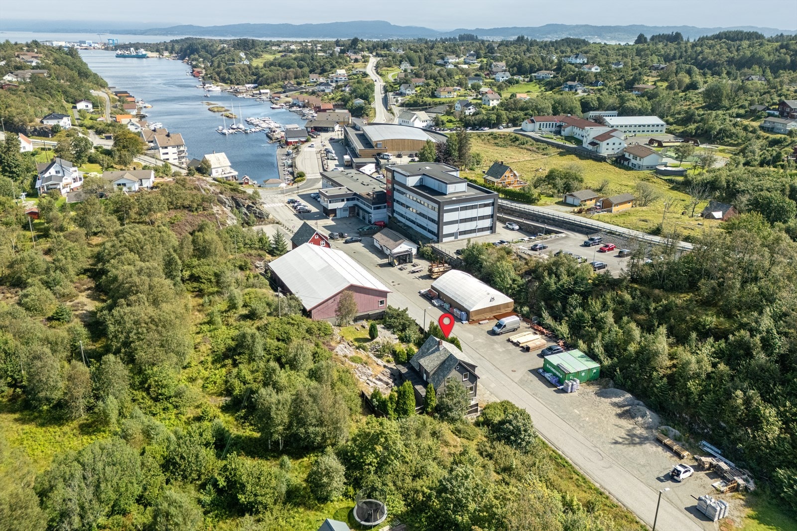 Langevåg Bygdatun ble åpnet i januar 2005 og inneholder butikker, kino, kafé mm. Galleribilde