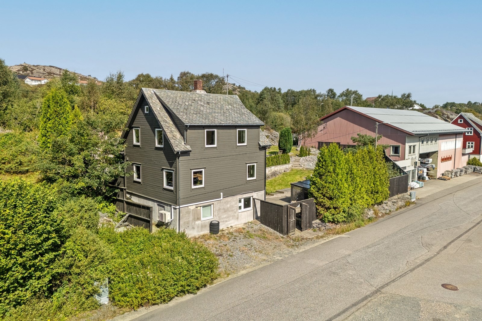 Velkommen til Eidesvikvegen 9 - Eldre enebolig med moderne standard. Innredet over 2 plan samt delvis innredet i kjeller. Galleribilde