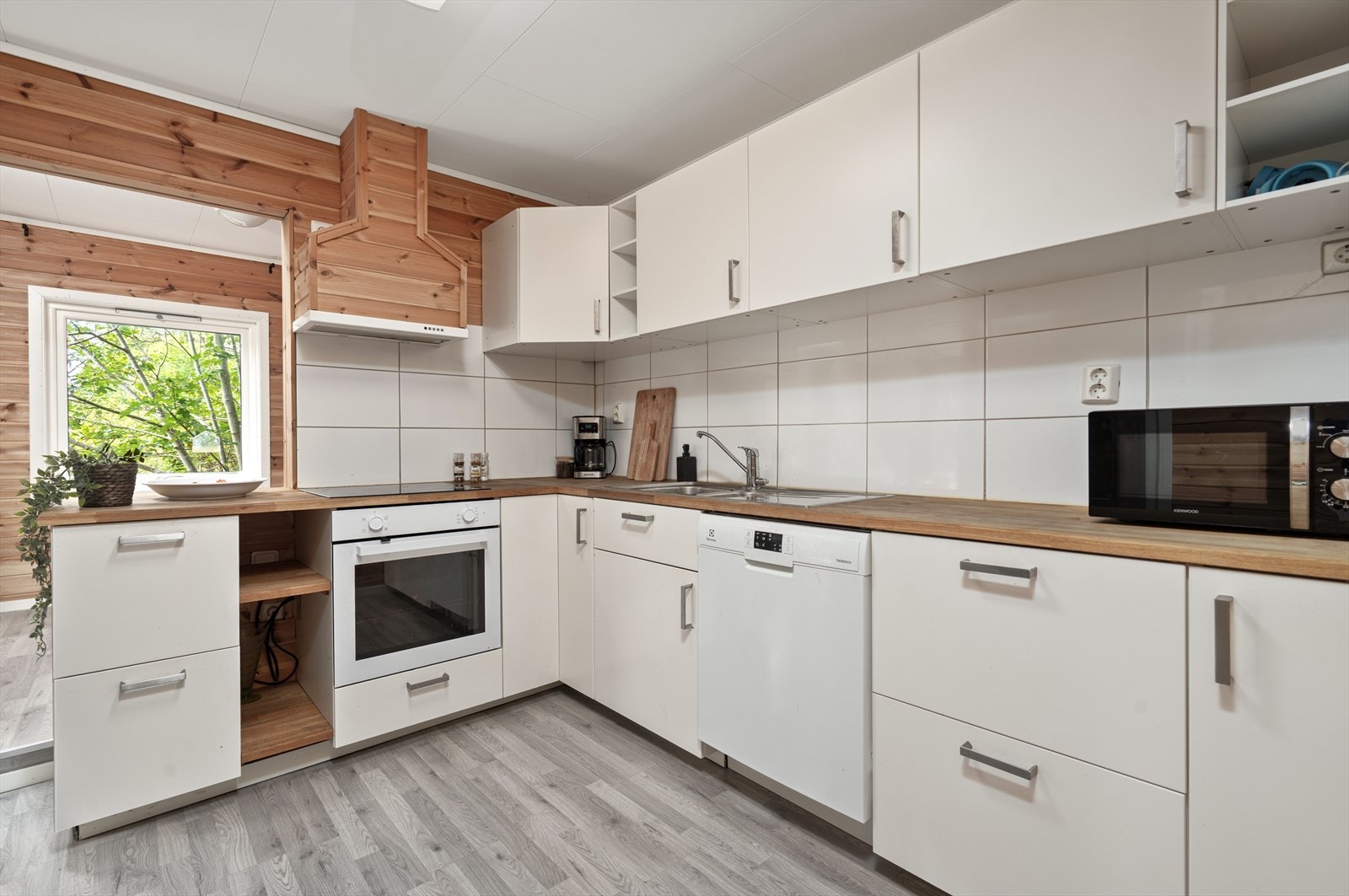 Det er integrert stekeovn og platetopp, frittstående oppvaskmaskin og kombinert kjøl/fryseskap. Galleribilde