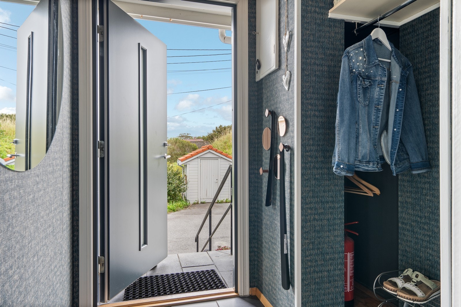 Entrè med nyere ytterdør og plass til å henge fra seg yttertøy og sko. Galleribilde