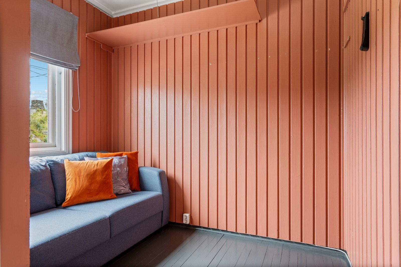 Soverom nummer 2 i første etasje. Perfekt som gjesterom, barnerom, lekerom eller kontor. Galleribilde