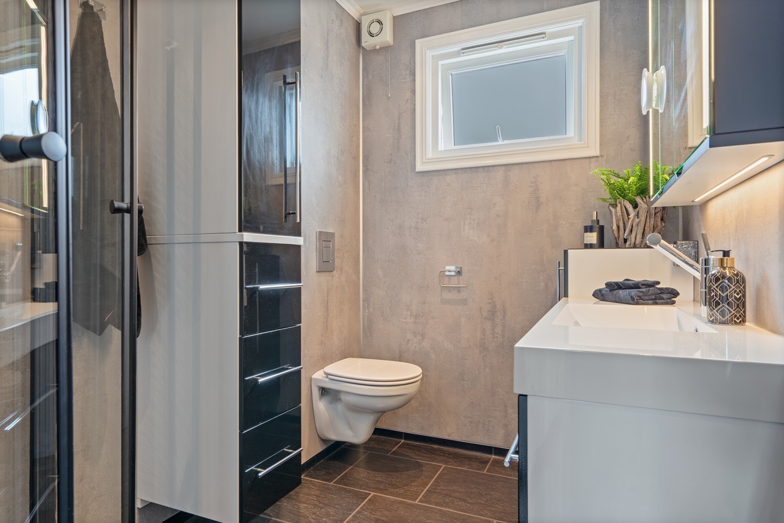 Pent bad oppusset med moderne baderomsplater på vegg og godt med oppbevaring. Nyere dusjkabinett. Galleribilde