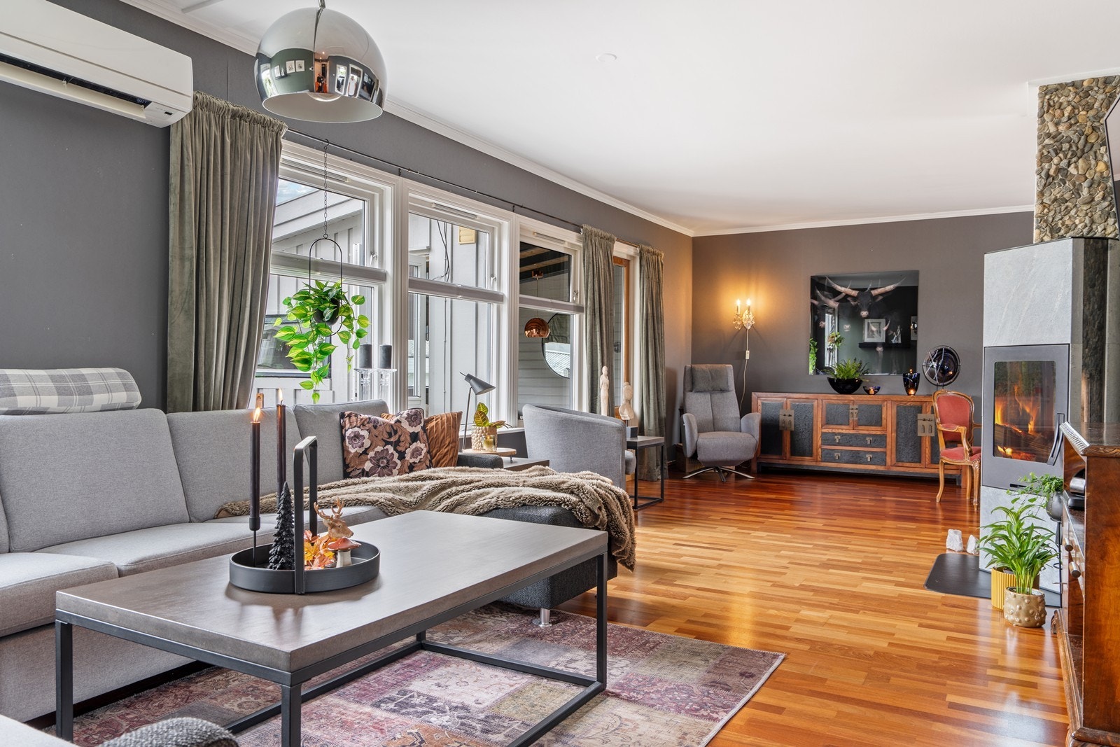 Plisse gardiner i stue og på kjøkken. Både varmepumpe og vedovn. Galleribilde