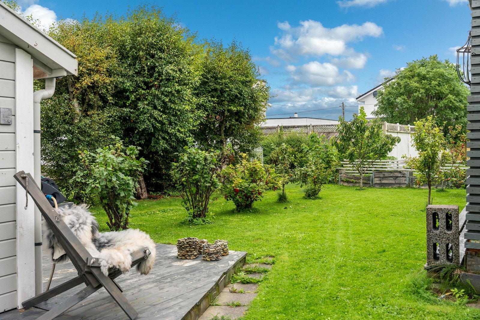 Hagen er svært kjekk med flere forskjellige bær/frukt busker/trær. Galleribilde