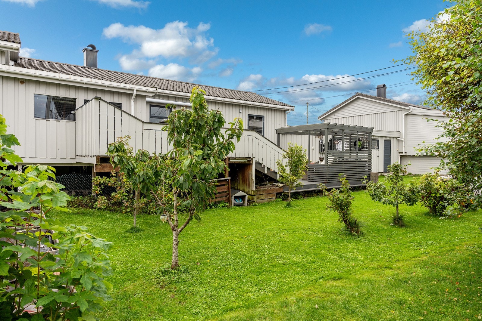 Robotklipperen sørger for at plenen holder seg pen. Galleribilde