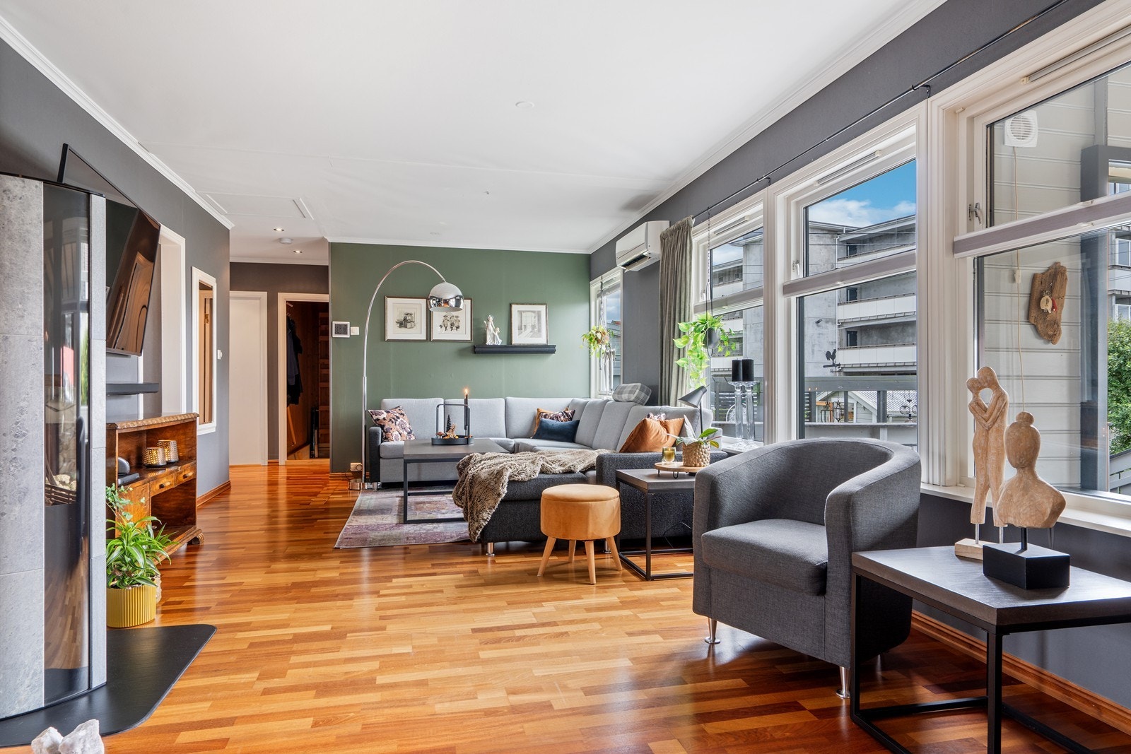 God størrelse på stue med god plass til ønsket møblement/løsning. Vinkel stue. Galleribilde