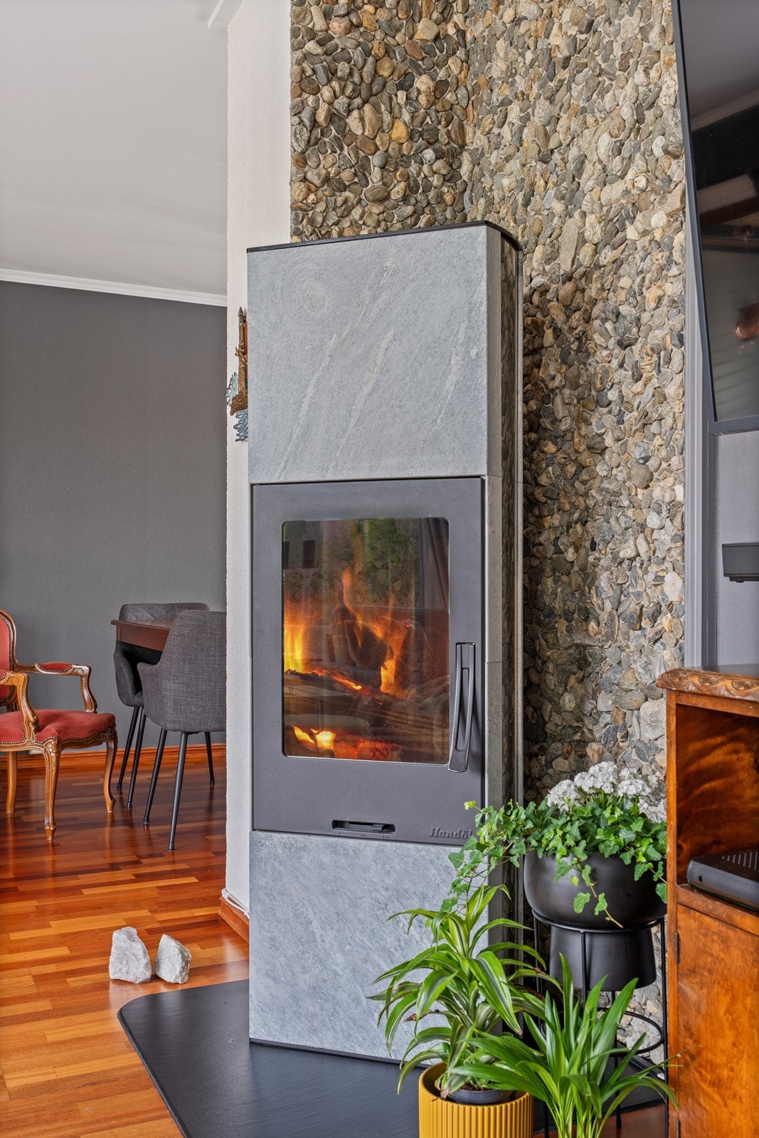 Flott klebersteinsovn som varmer utrolig godt og skaper en hyggelig atmosfære. Galleribilde