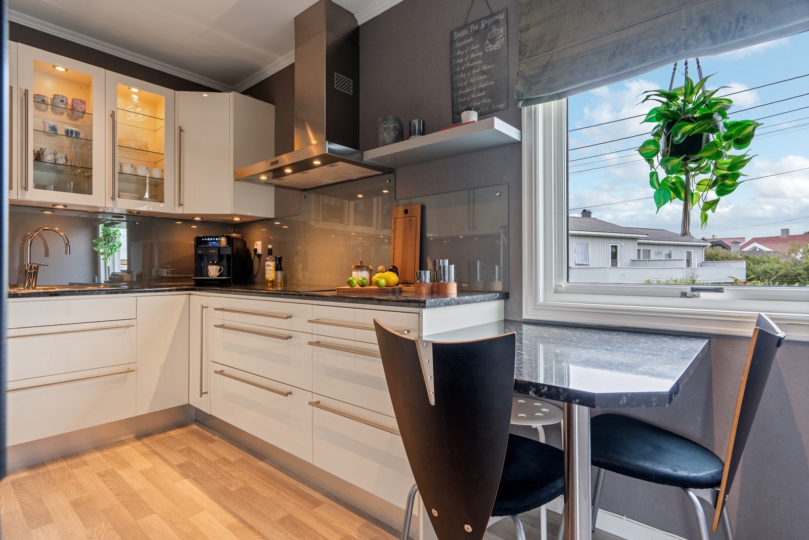 Godt med benke og skapplass i kjøkkeninnredningen. Frokostbord i samme stil som benkeplate. Galleribilde