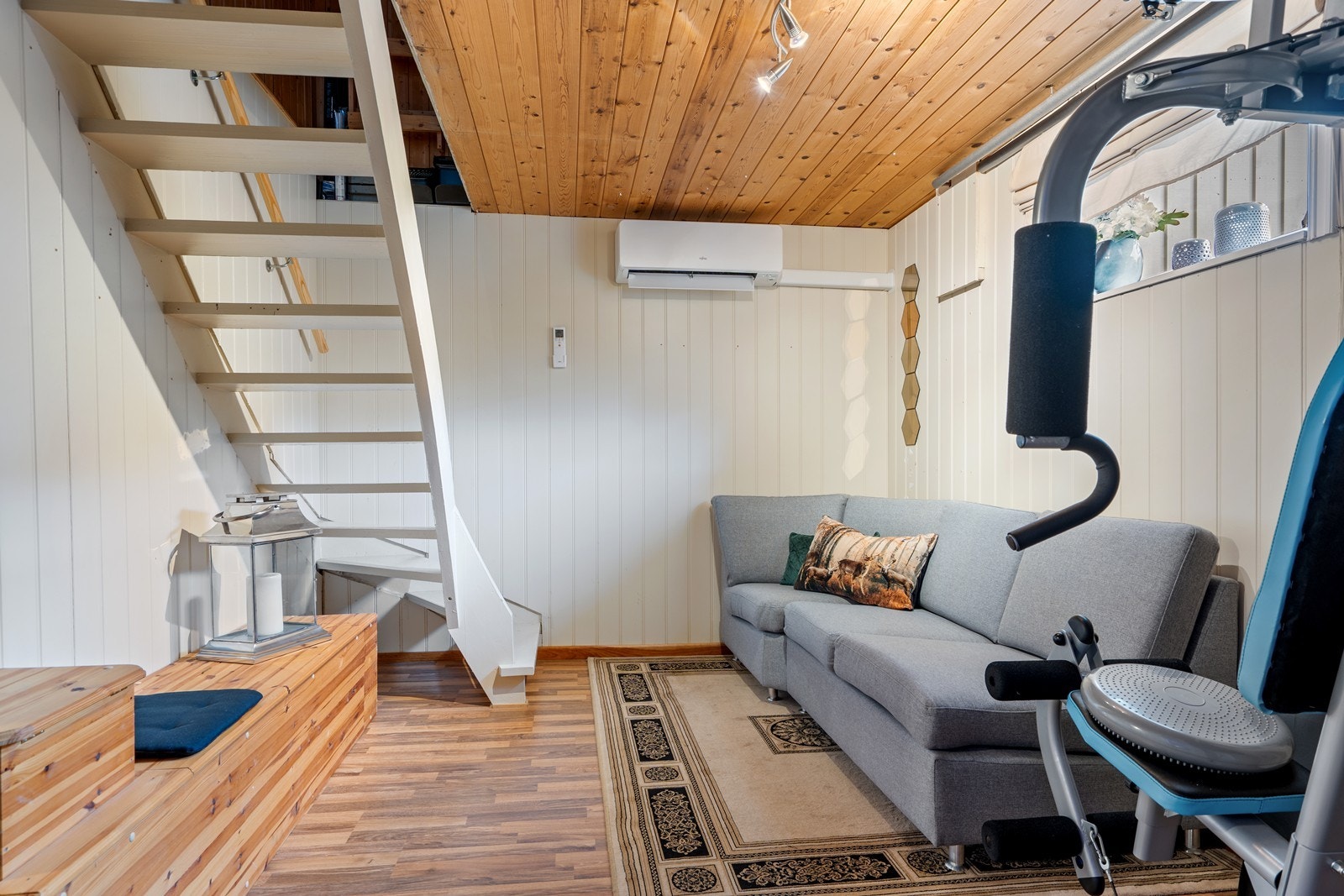 Trapperom i kjeller. Varmepumpe også i kjeller. Galleribilde