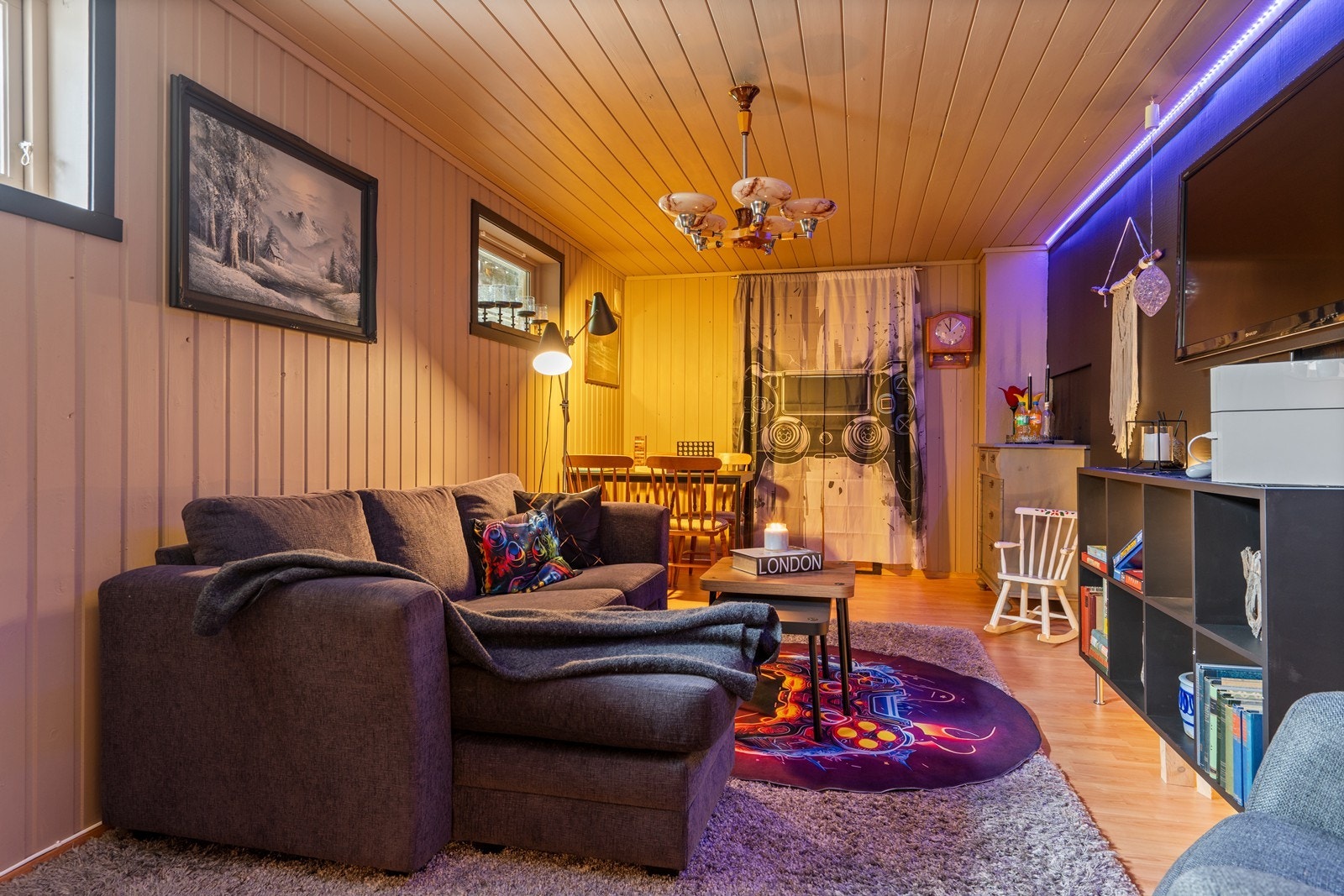 Rom brukt som kjellerstue. Utrolig kjekt rom for ungdommen i hus. Bak gardinen/forhenget er det et disponibelt rom som er brukt til soverom. Galleribilde