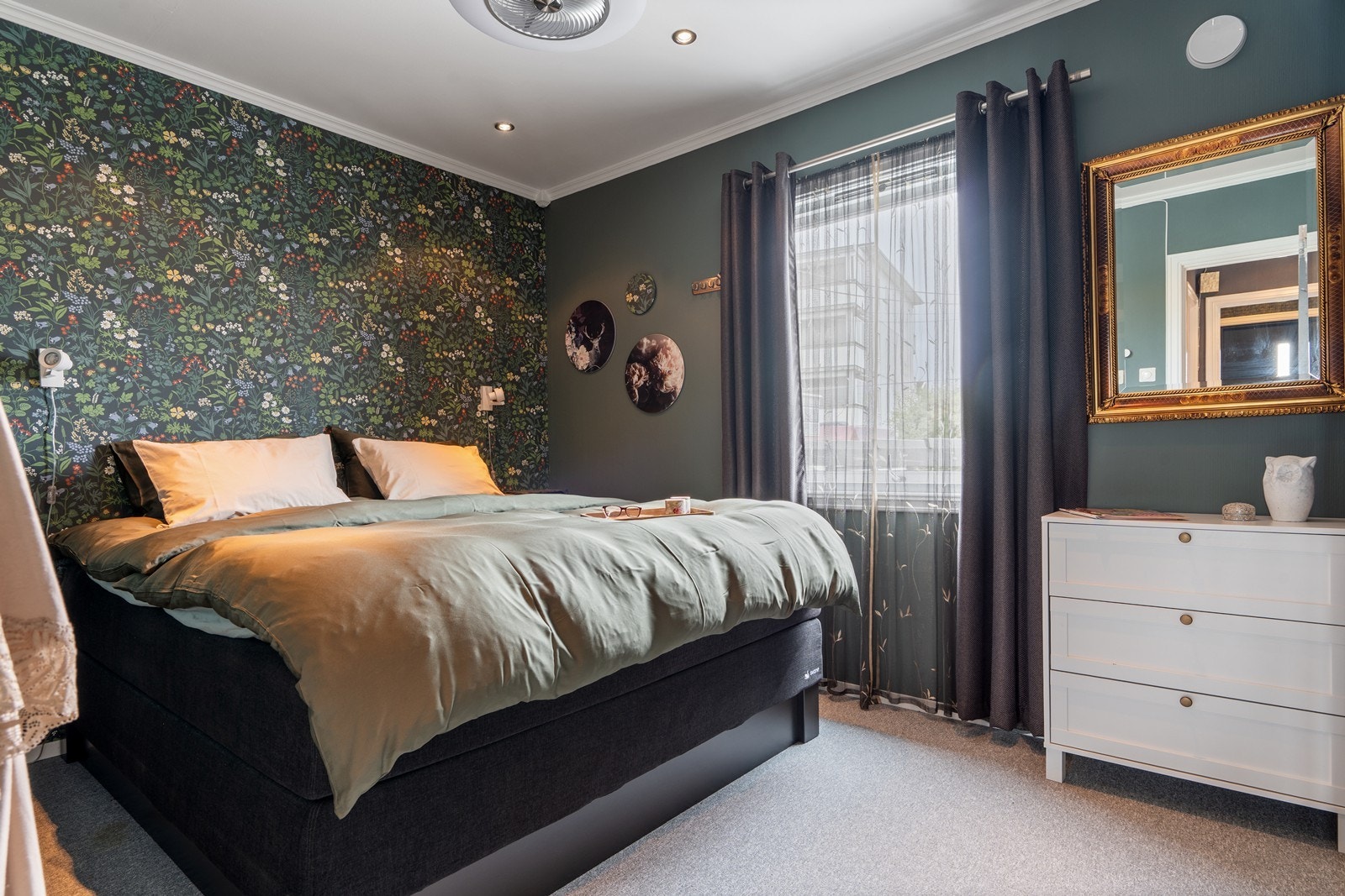 Hovedsoverommet m/garderobe er i god størrelse og har downlights belysning i tak. Takvifte medfølger ikke handelen. Galleribilde