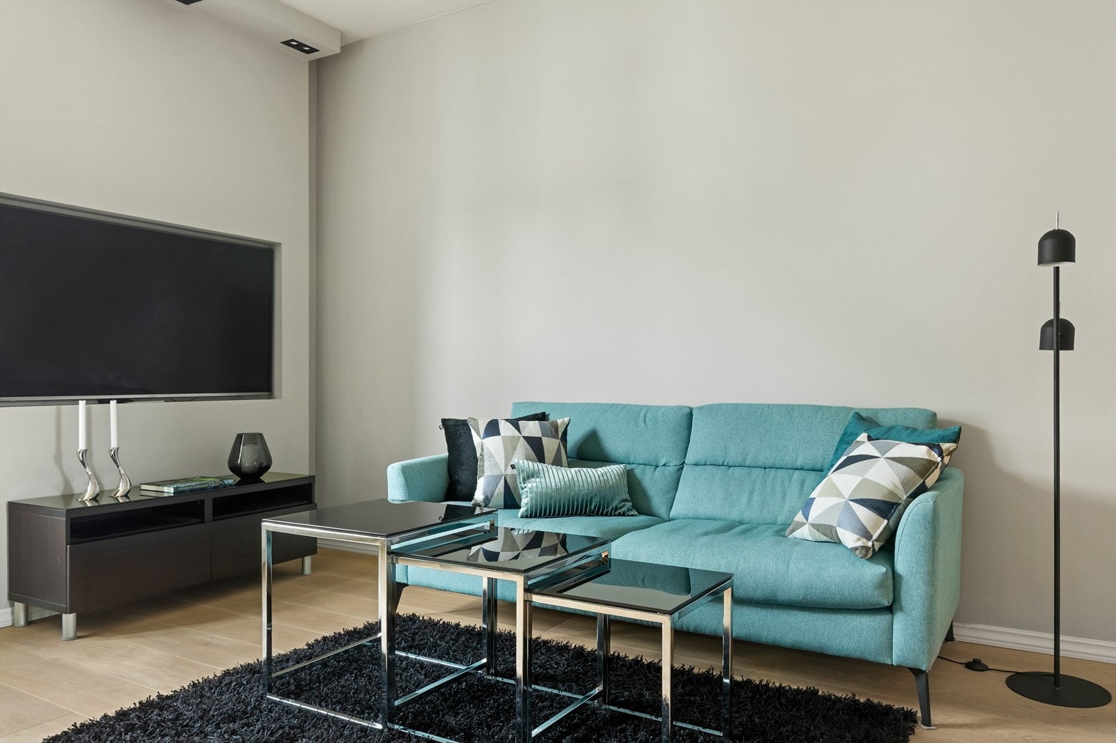 Den integrerte TV-en i veggløsningen gir et moderne og stilrent uttrykk - og følger med boligen Galleribilde