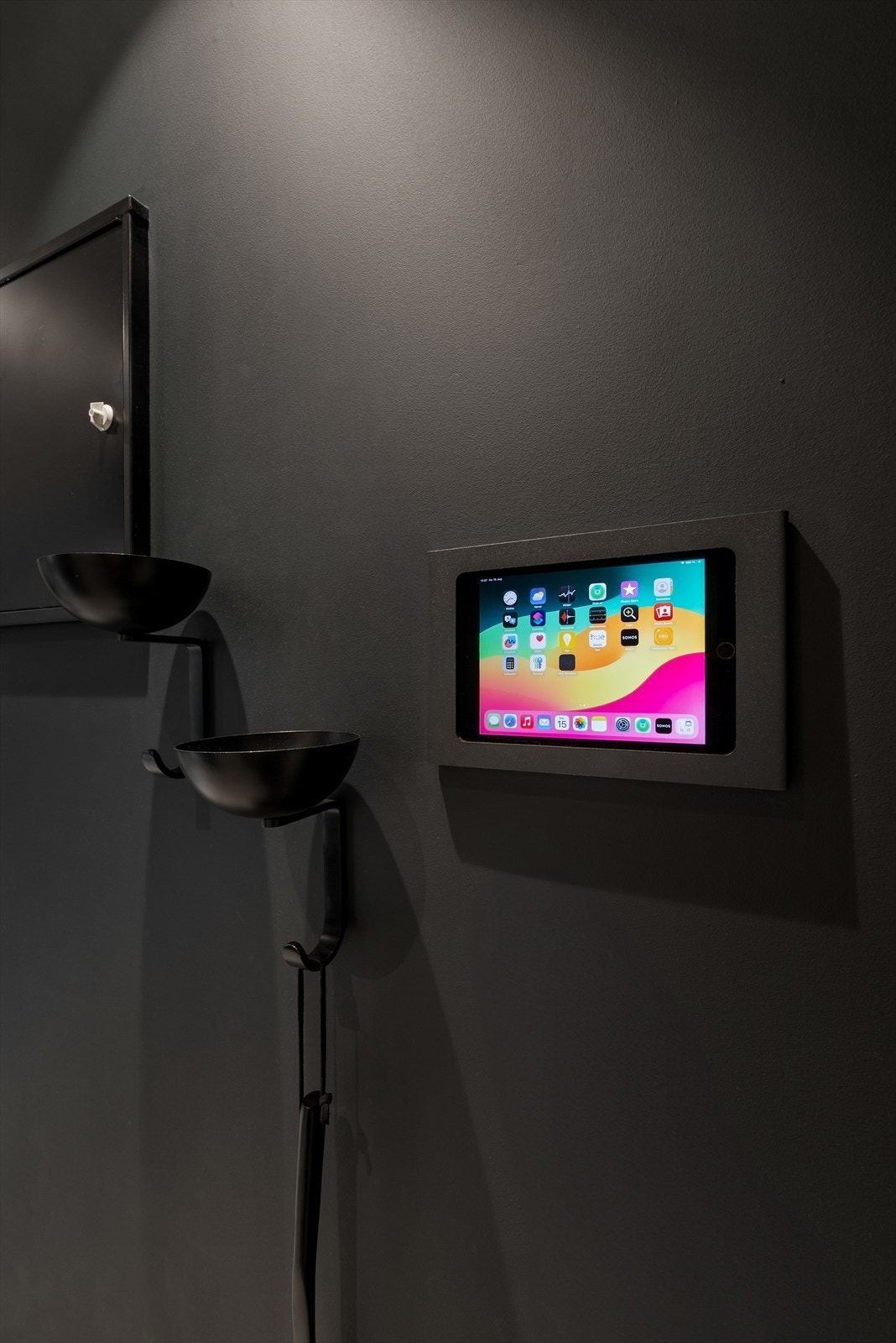 Veggen ved inngangsdøren, foruten dørcalling, har hovedkontroll for lys og lyd med veggmontert iPad Galleribilde