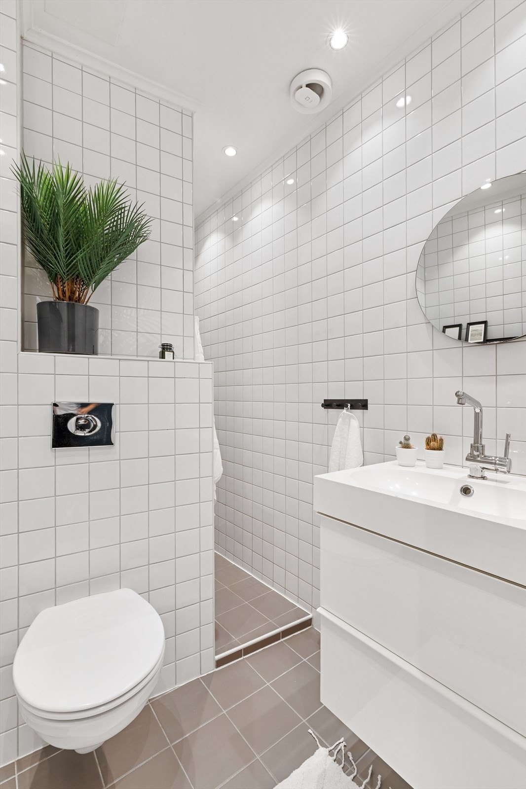 Meget delikat og pen baderom med vegghengt WC Galleribilde