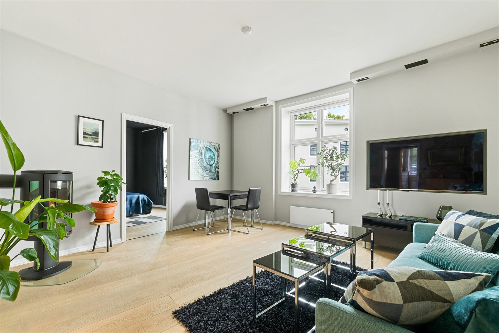 Lysinnslipp fra store vindusflater og god takhøyde gir en åpen og romslig atmosfære Galleribilde