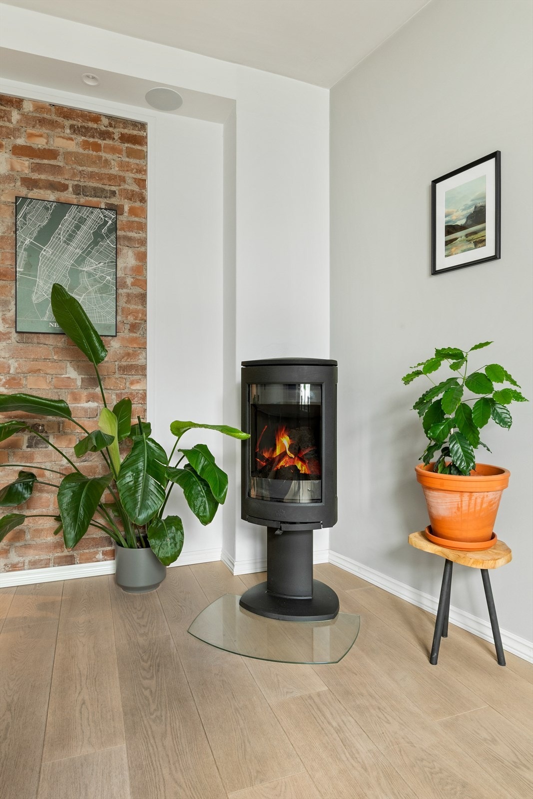 En nyere Jøtul peisovn fra 2023 gir både effektiv varme og et elegant innslag i rommet Galleribilde