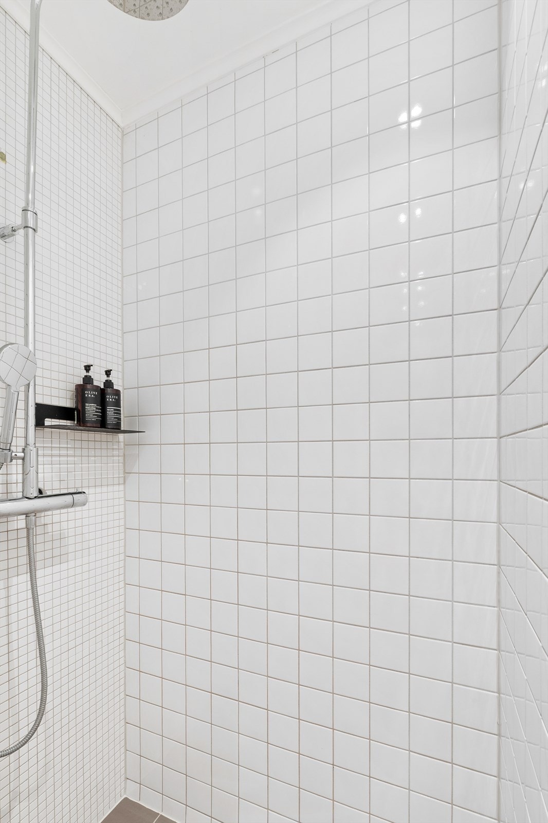 Baderommet har egen dusjnisje og garnityr fra 2023 Galleribilde