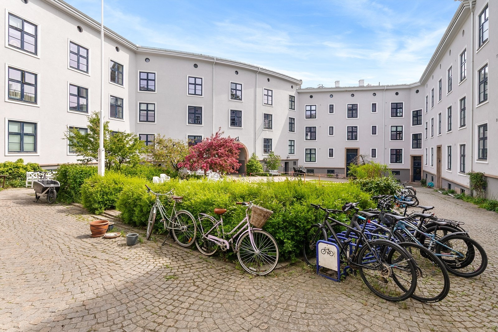 Vakkert og pent, opparbeidet gårdsrom med bl.a. sykkelparkering Galleribilde