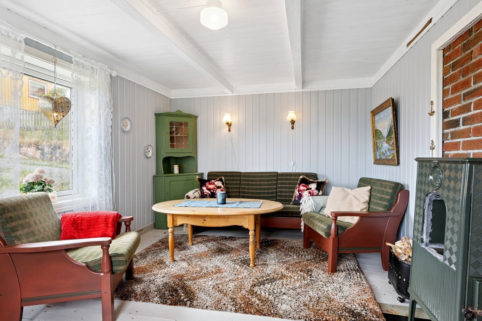 Lys og trivelig stue med god plass til sittegruppe. Galleribilde