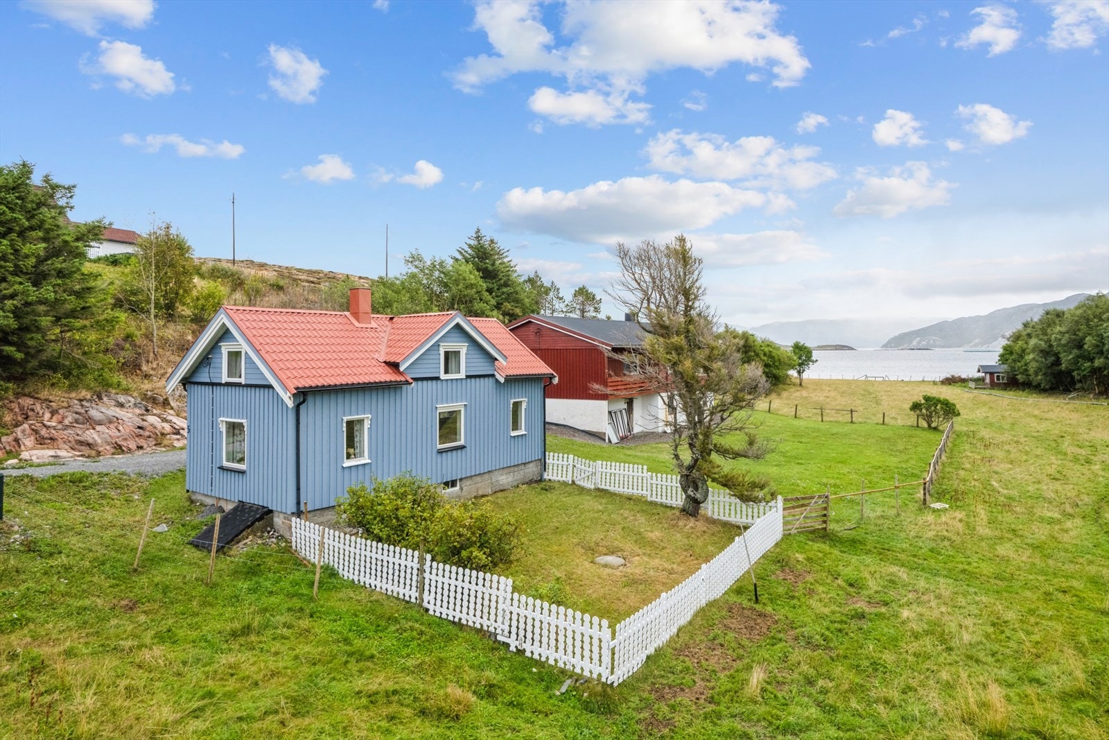 Velkommen til Stadsvikveien 5 - en koselig fritidsbolig med idyllisk beliggenhet nær sjøen. Galleribilde