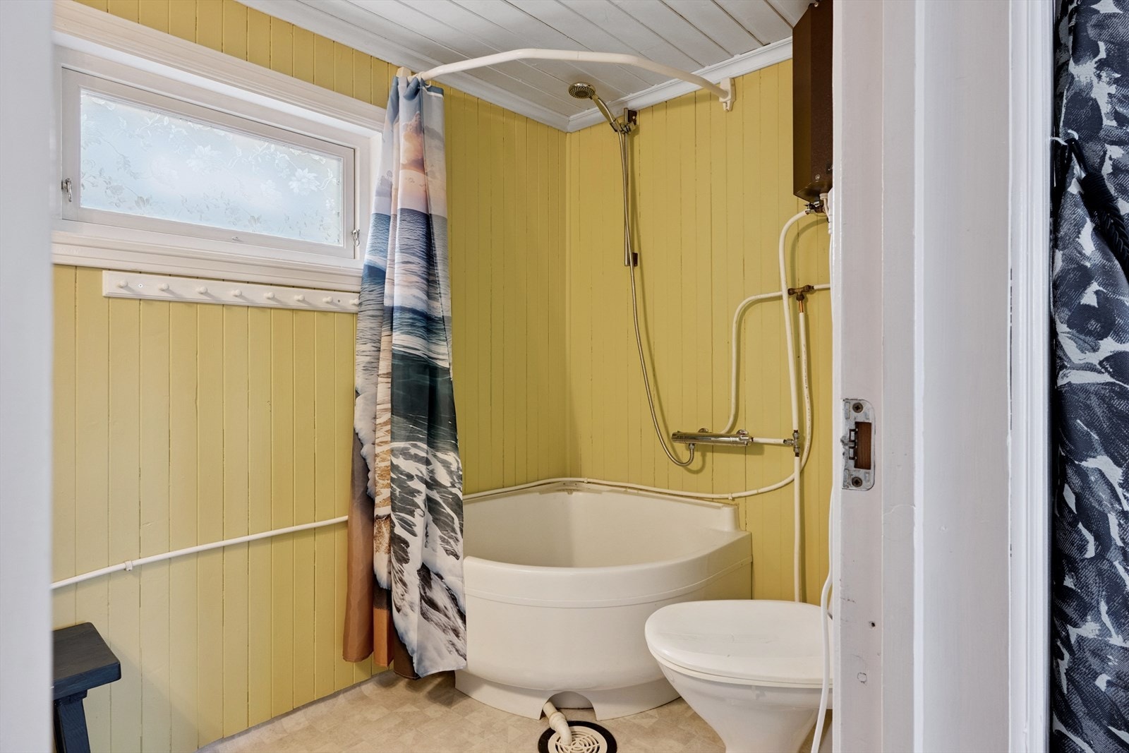 Enkel og funksjonell baderomsløsning. Galleribilde