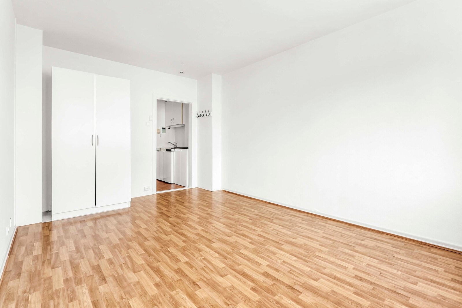 Garderobeskap medfølger Galleribilde