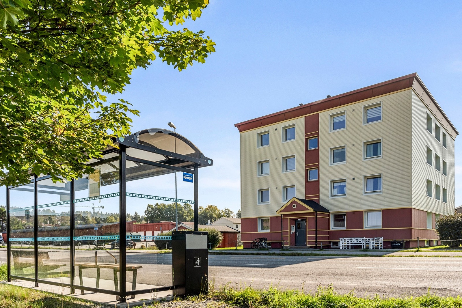 Bussholdeplass rett ved inngangspartiet Galleribilde