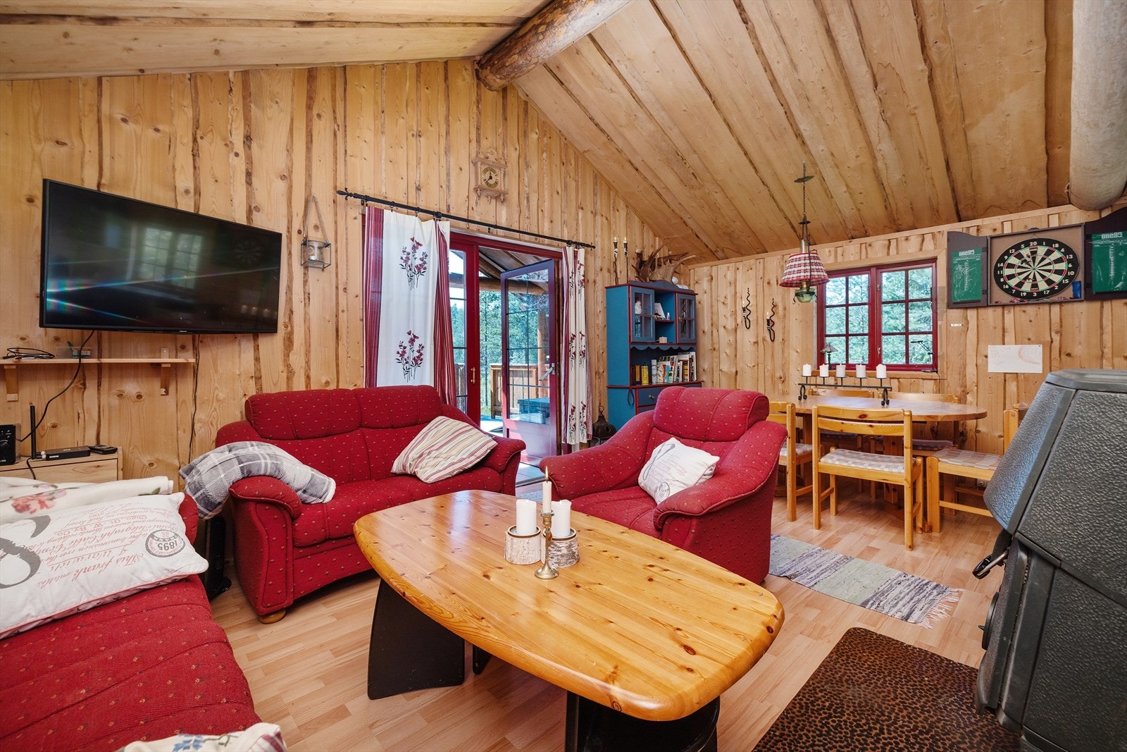 Rommet har god mønehøyde og utgang til terrasse. Galleribilde