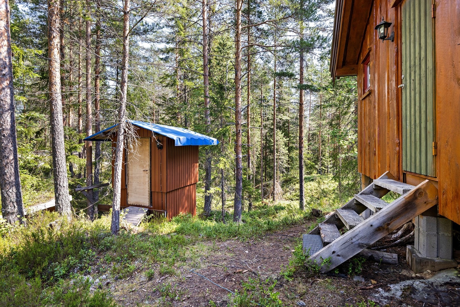 På eiendommen står et frittliggende utedo. Galleribilde