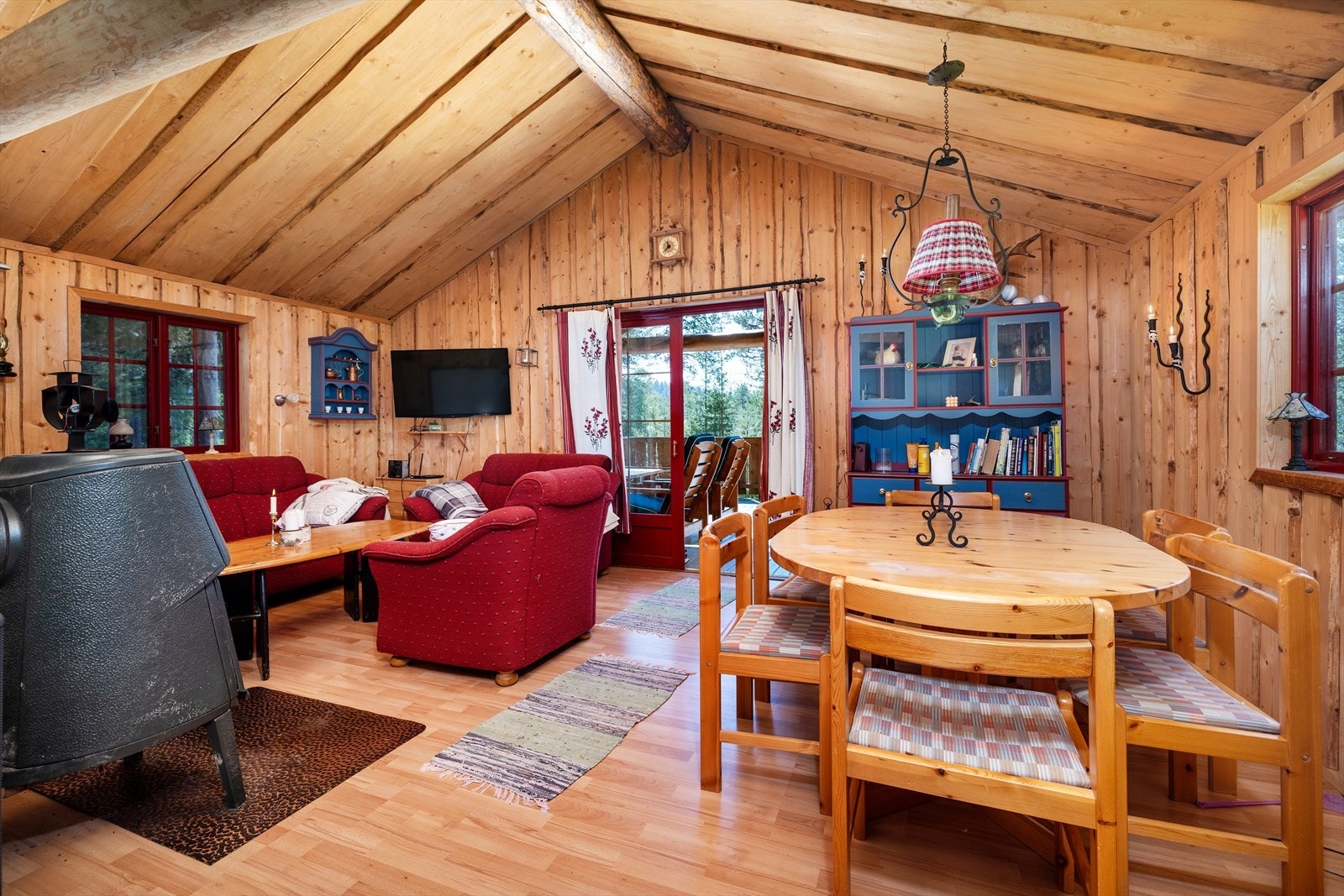 Hytta har en god planløsning med alt på en flate. Galleribilde