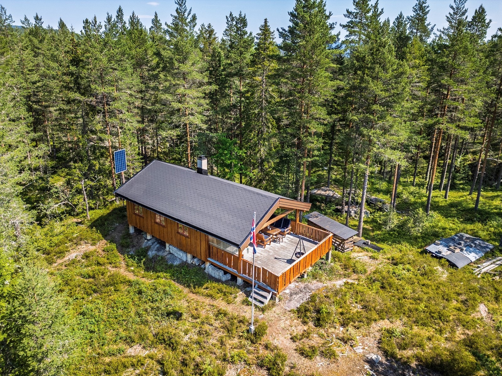 Parkering skjer langs vei, og derfra er det en kort og enkel spasertur på rundt 5 minutter inn til hytta. Galleribilde