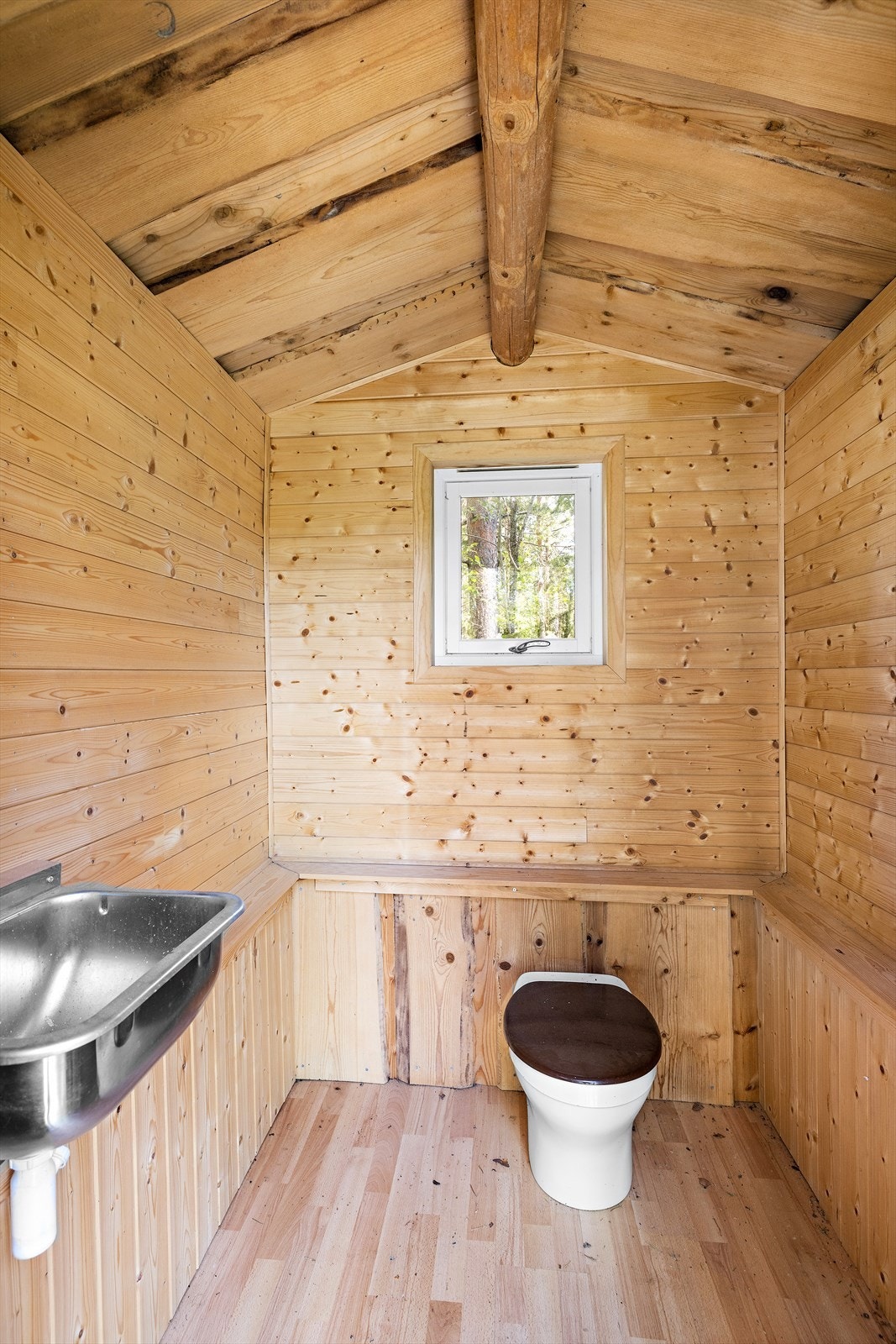 Rommet er utstyrt med utedo og utslagsvask. Galleribilde