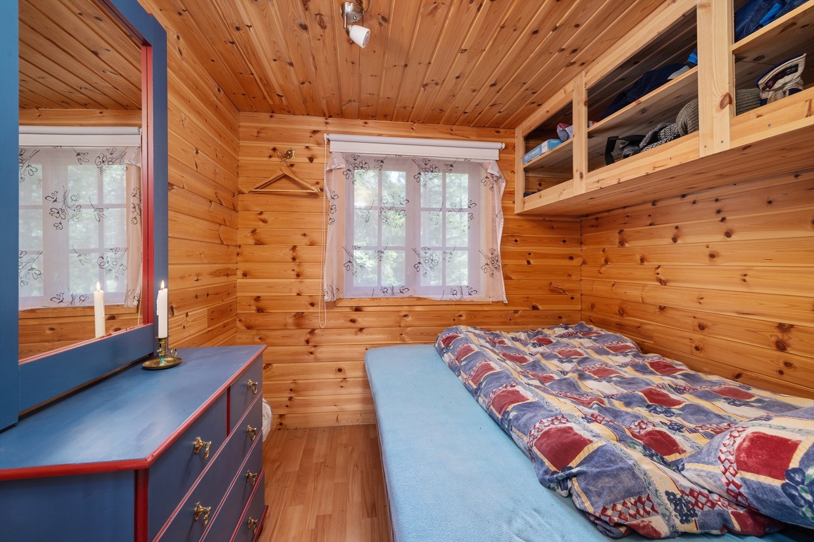 Soverom 2 - Dagens løsning gir plass til fem sengeplasser - ett rom med dobbeltseng og ett med familiekøye. Galleribilde