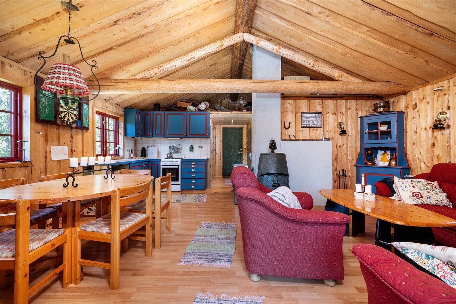 Åpen løsning mellom stue og kjøkken gir god romfølelse og fin utnyttelse av arealet. Galleribilde