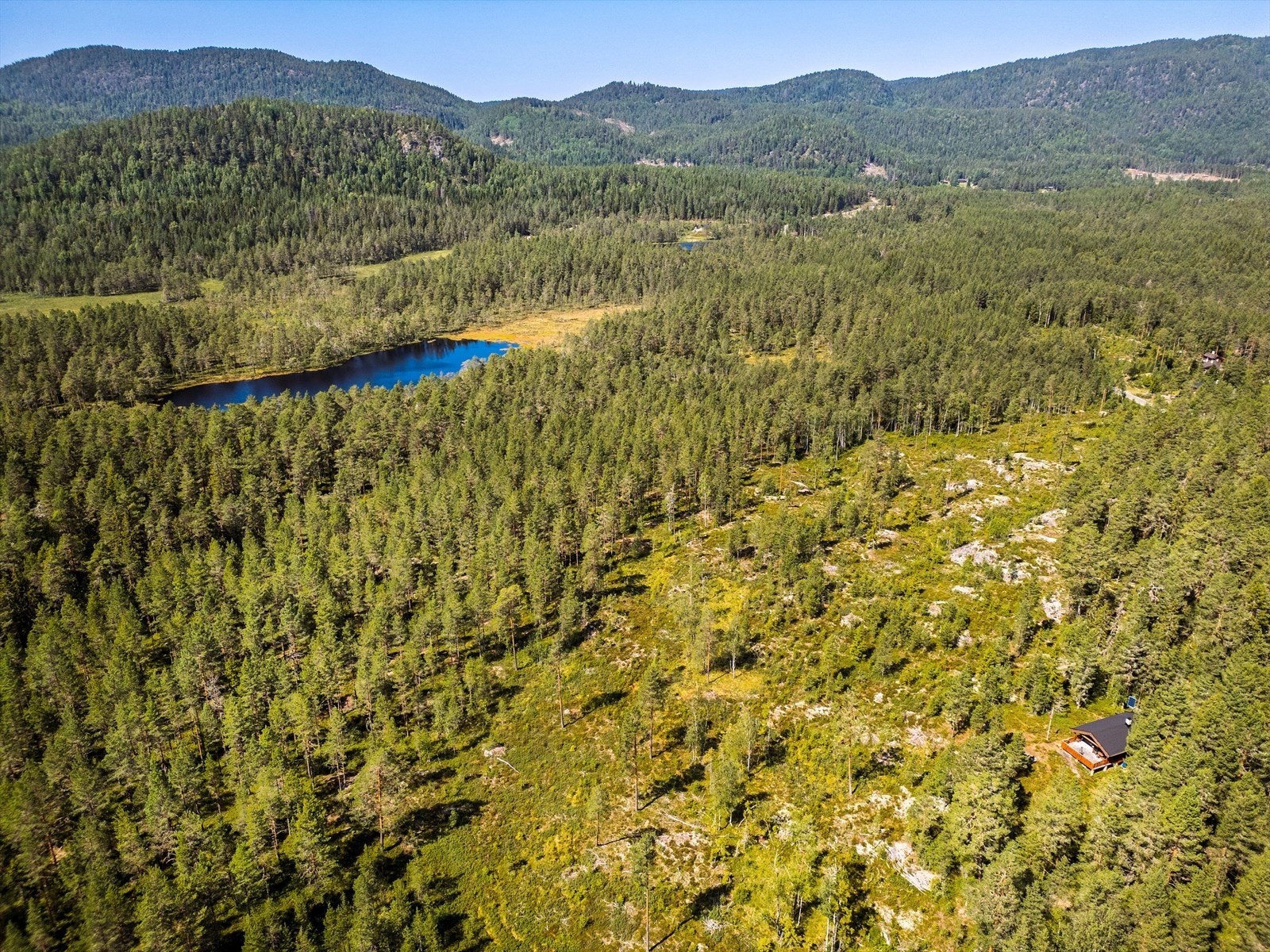 Eiendommen ligger idyllisk til mellom Asketjern og Årbogen, ca. 20 minutters kjøring fra Hokksund sentrum. Galleribilde