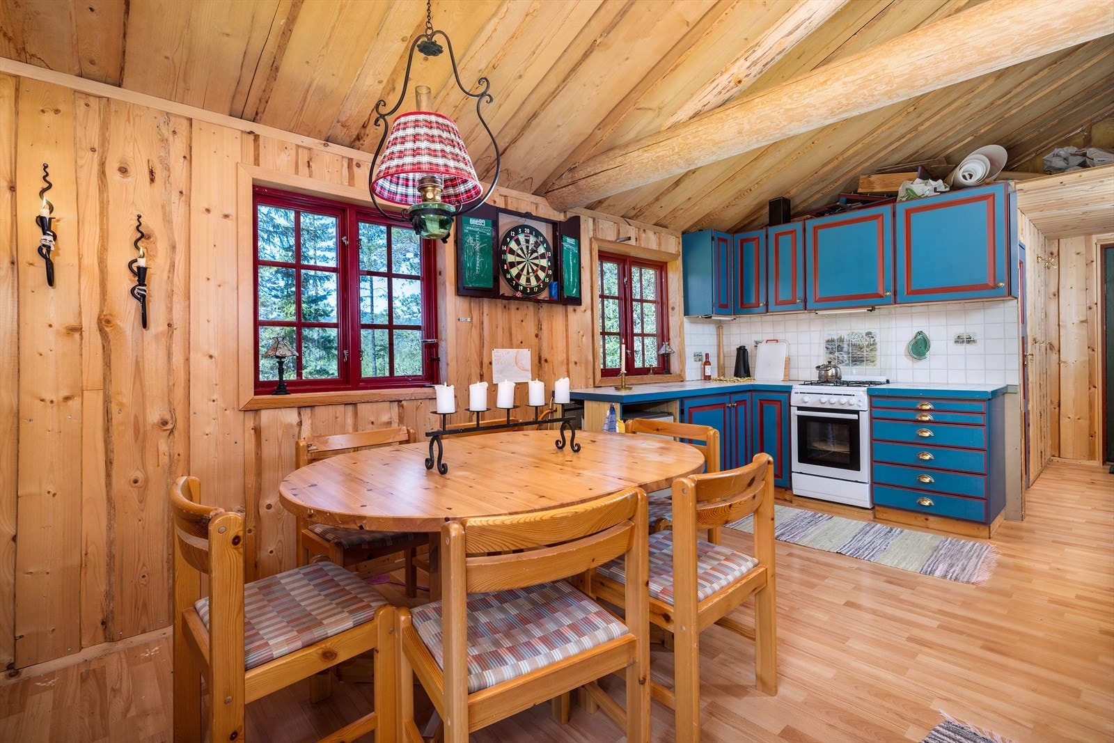 Rundt spisebordet kan familie og venner samles for hyggelige lag. Galleribilde