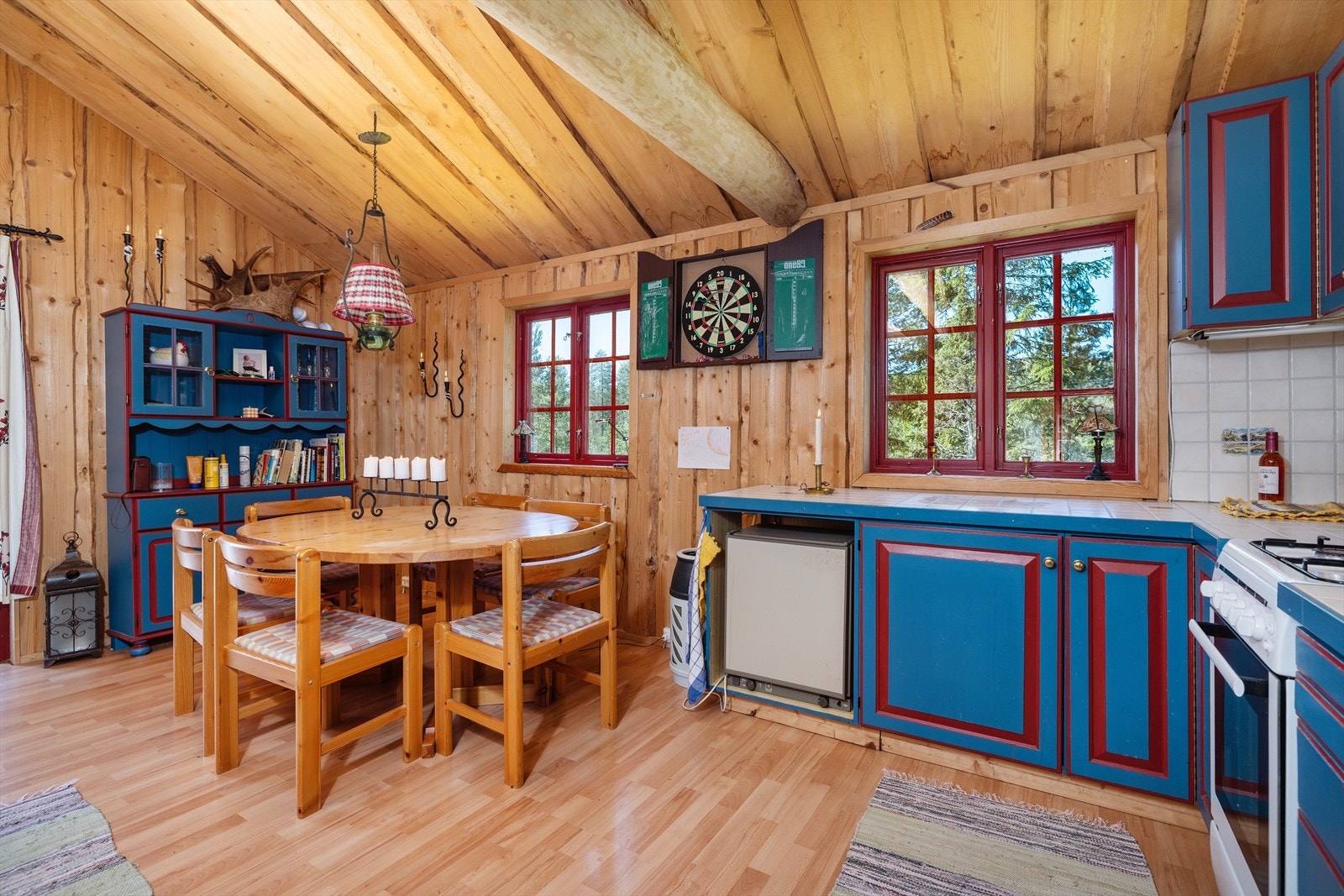 Hytta har laminat på gulv og trepanel på vegger og i himling, noe som gir et lunt og tradisjonelt hyttpreg. Galleribilde