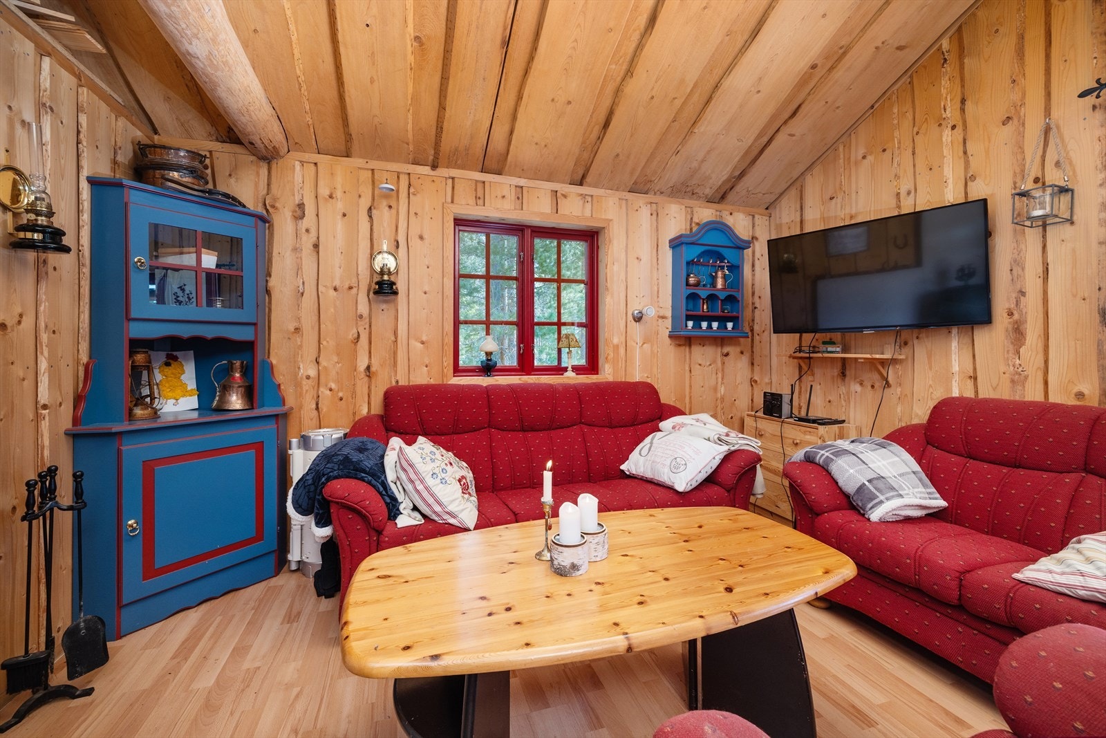 Stuen er enkel å møblere med både sofa- og spisegruppe. Galleribilde