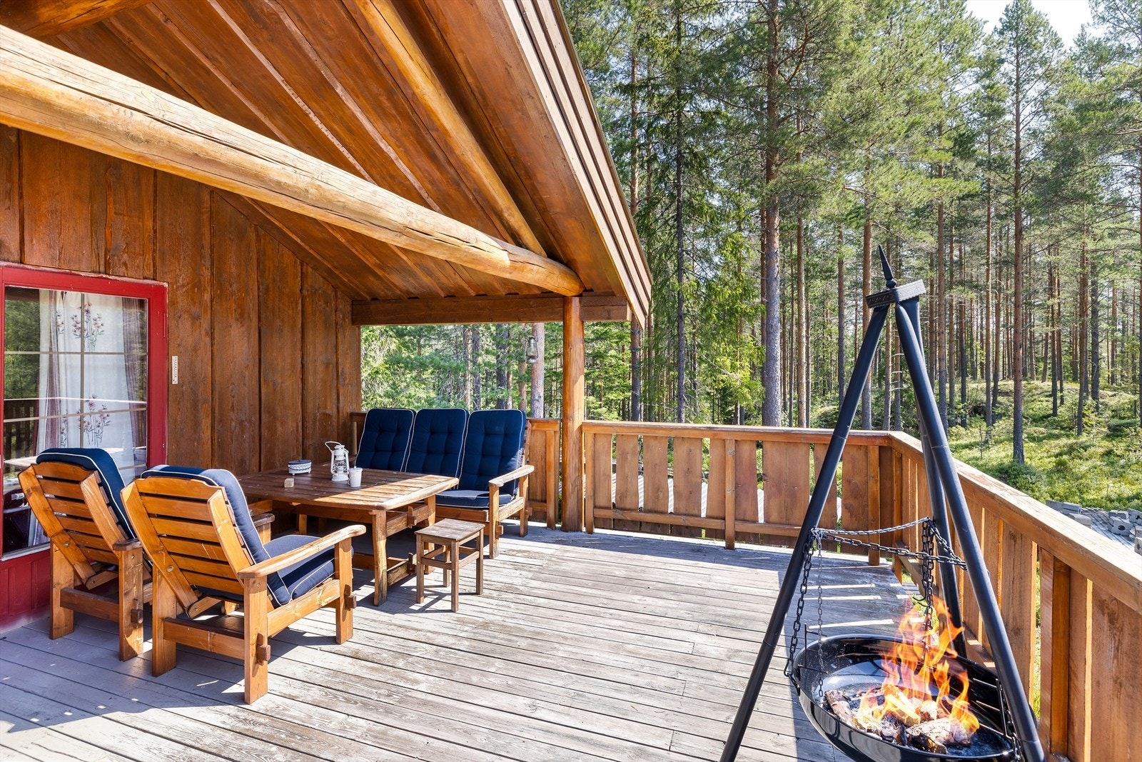 Den hyggelige uteplassen er delvis overbygget og har god plass for en sittegruppe. Galleribilde